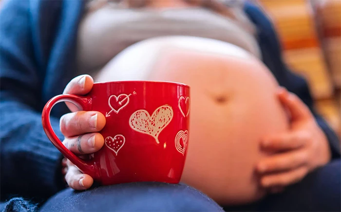 Bà bầu uống cà phê con có bị đen không
