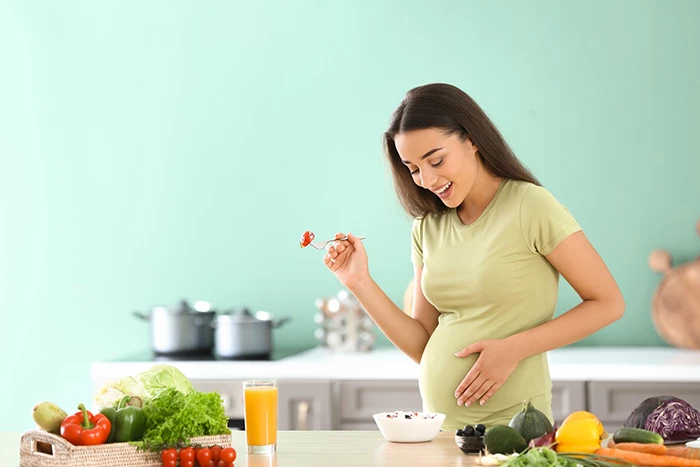 Ăn uống hợp lý là cách xử lý khi bị đau bụng dưới lúc mang thai.