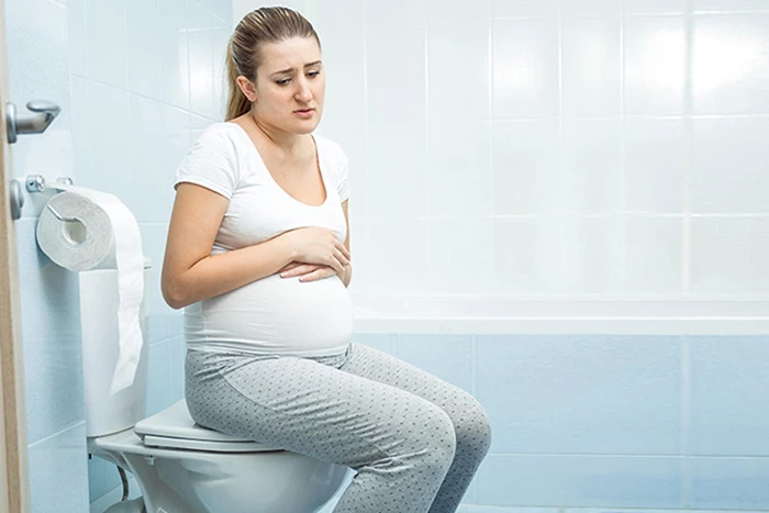 Có bầu bị đau bụng dưới có thể do nguyên nhân thai phụ bị táo bón.