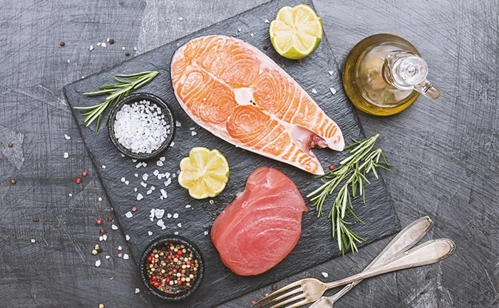 Cá ngừ và cá hồi là nguồn giàu protein và vitamin D cần thiết cho sự phát triển chiều cao