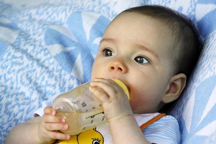 Cho trẻ sơ sinh uống nhiều nước khi bị tiêu chảy để cấp nước kịp thời cho cơ thể.