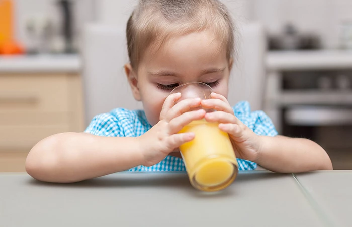 cho trẻ uống nước cam, nước chanh để bù nước cho trẻ.