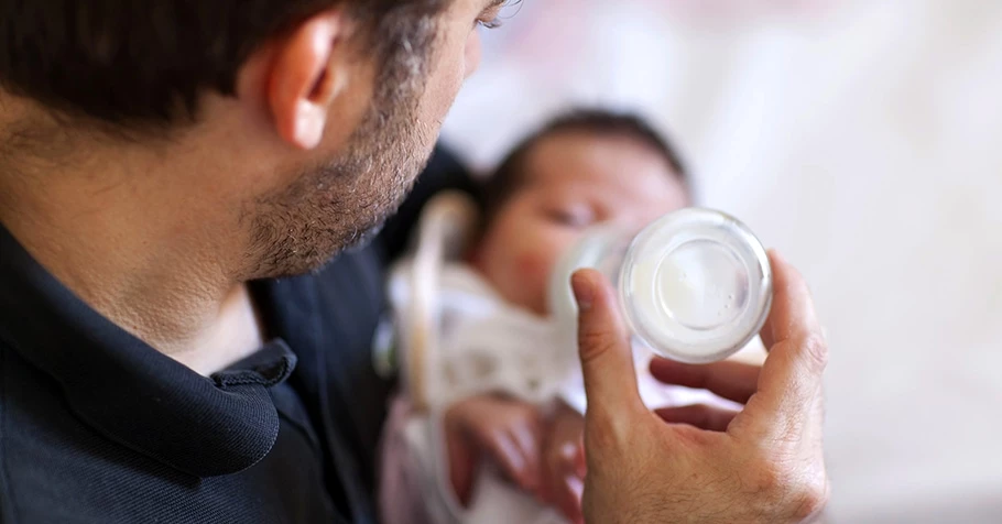 Có nên cho trẻ sơ sinh uống nước không?