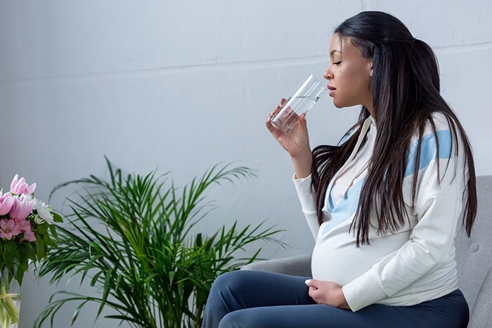 Khát nước, uống nhiều nước hơn bình thường là dấu hiệu phụ nữ bị tiểu đường thai kỳ.
