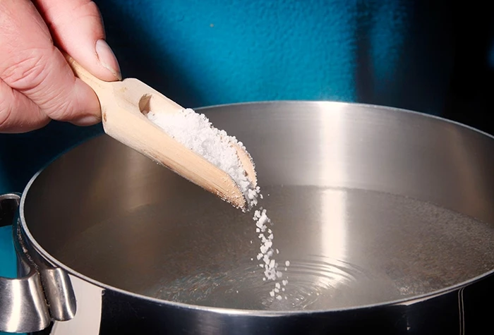 Đun nước muối đúng cách sẽ giúp chanh muối thơm ngon và bảo quản lâu hơn.