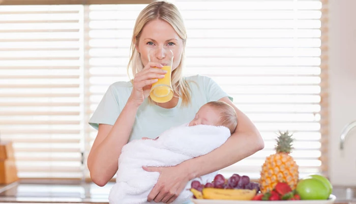 Để tránh tình trạng trẻ bị rối loạn tiêu hóa mẹ sau sinh cần thực hiện chế độ ăn uống hợp lý.