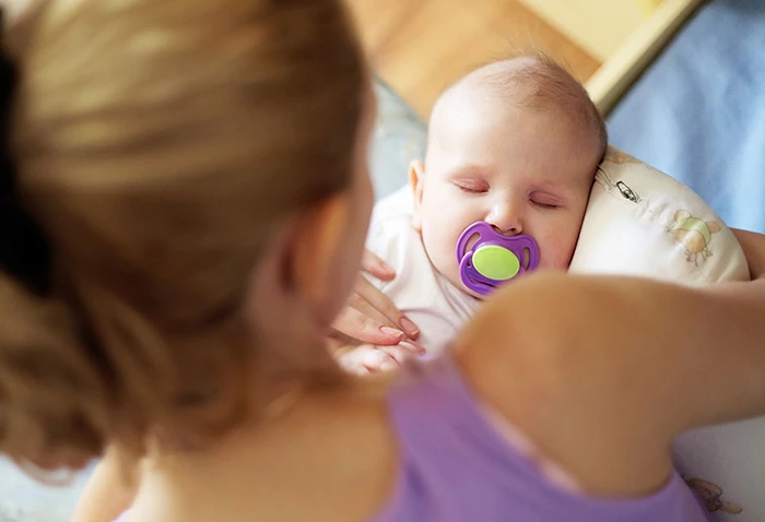 Cho trẻ sơ sinh ngậm núm ti giả giúp trẻ ngủ ngon hơn.