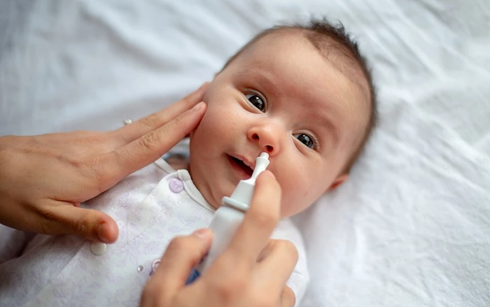 Nhỏ nước muối sinh lý là cách chữa sổ mũi, nghẹt mũi cho trẻ sơ sinh.