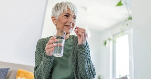 Những thành phần chính có trong một vitamin tổng hợp dành cho phụ nữ trên 50 tuổi là gì?
