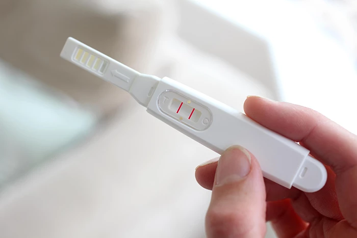 Để chắc chắn thêm, các mẹ có thể sử dụng que thử thai để biết chính xác mình có thai hay không.