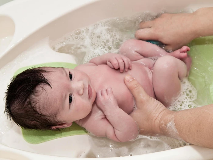 Tắm cho trẻ sơ sinh trong thau/chậu