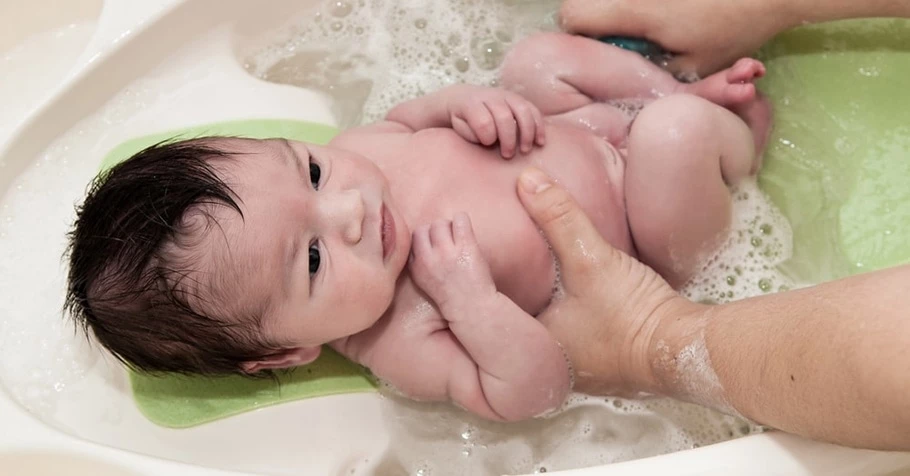 Có nên tắm cho trẻ sơ sinh hằng ngày không, lúc mấy giờ, khi nào?