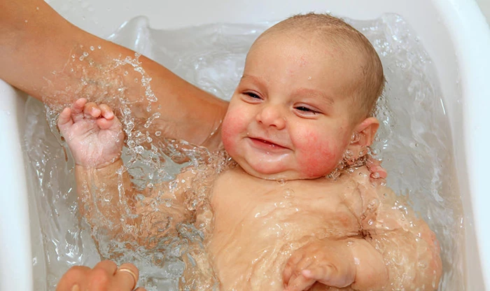 Tắm nước ấm cho trẻ để giảm bớt cảm giác khó chịu khi bị táo bón