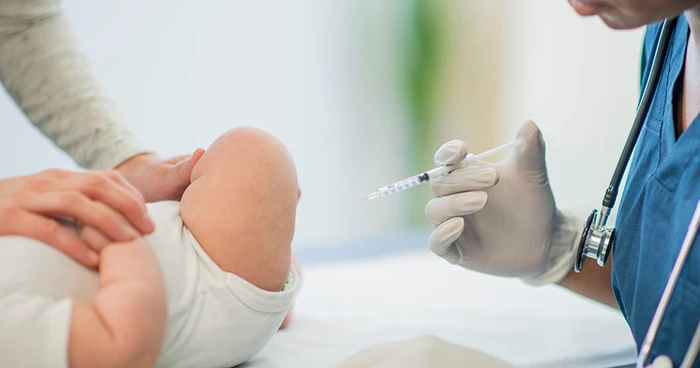 Tiêm phòng vắc xin để phòng bệnh cảm cúm cho trẻ
