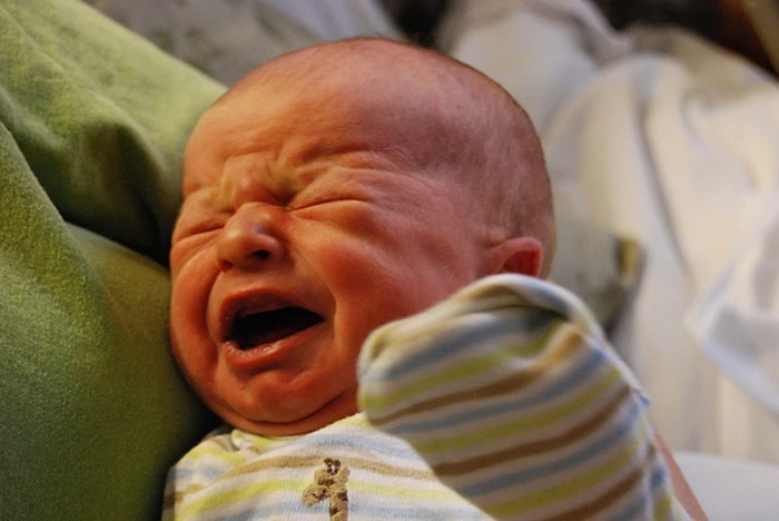 Trẻ bị đau bụng, quấy khóc có thể do trẻ đang bị tiêu chảy.