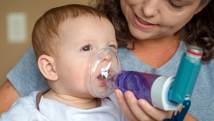 Trẻ ho có đờm, thở khò khè là biểu hiện của bệnh liên quan đến đường hô hấp.