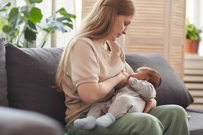 Cho trẻ bú mẹ hoàn toàn trong 6 tháng đầu đời sẽ hạn chế nấc cụt ở trẻ.
