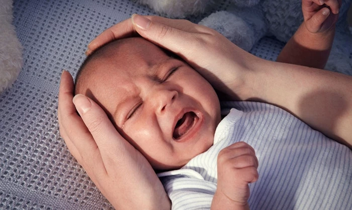 Trẻ quấy khóc về đêm là một trong những dấu hiệu nhận biết trẻ bị sôi bụng đi ngoài.