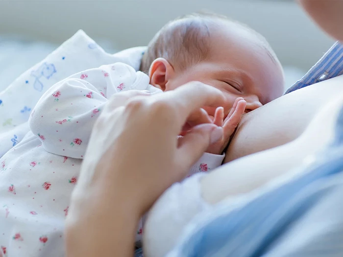 Trẻ sơ sinh cách tốt nhất để bổ sung DHA là bú hoàn toàn bằng sữa mẹ.