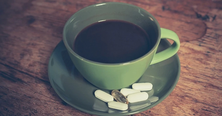 Uống thuốc xong có được uống cà phê không?
